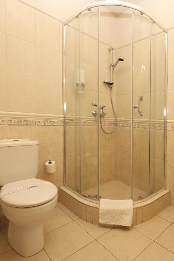 Bialy Dom Henlex Hotel Restauracja بوزنان المظهر الخارجي الصورة
