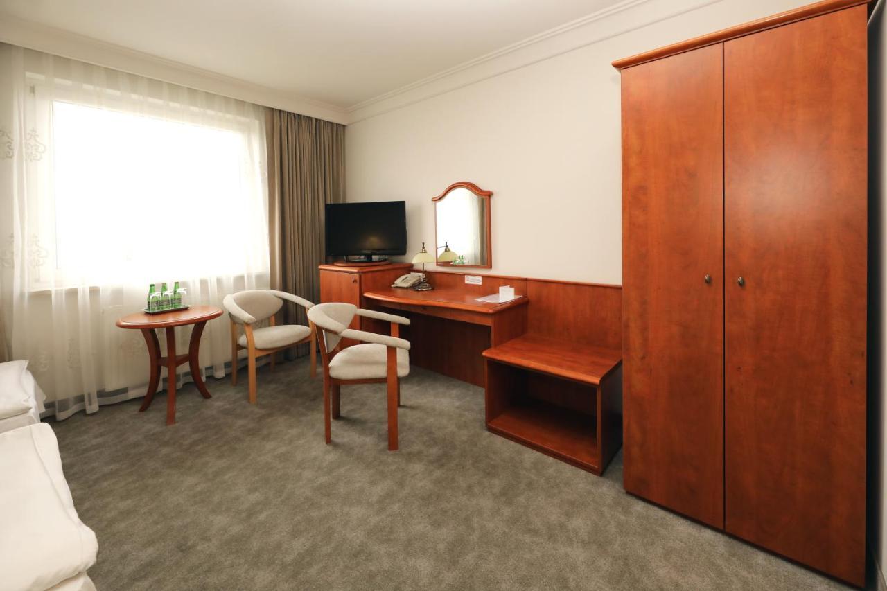 Bialy Dom Henlex Hotel Restauracja بوزنان المظهر الخارجي الصورة