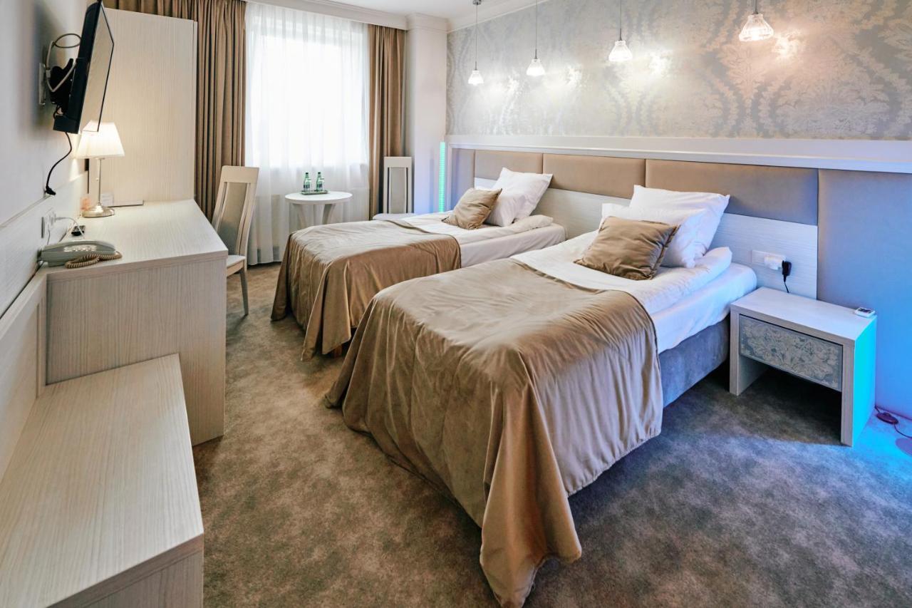 Bialy Dom Henlex Hotel Restauracja بوزنان المظهر الخارجي الصورة