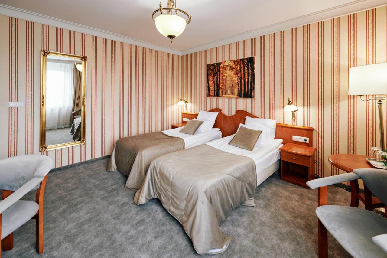Bialy Dom Henlex Hotel Restauracja بوزنان المظهر الخارجي الصورة