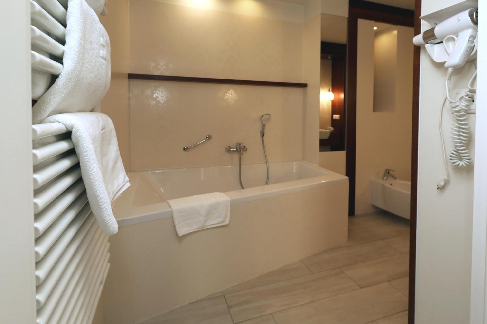 Bialy Dom Henlex Hotel Restauracja بوزنان المظهر الخارجي الصورة