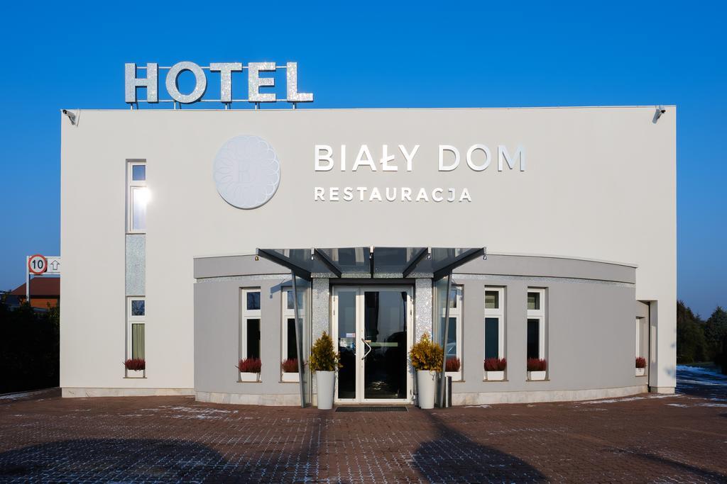 Bialy Dom Henlex Hotel Restauracja بوزنان المظهر الخارجي الصورة