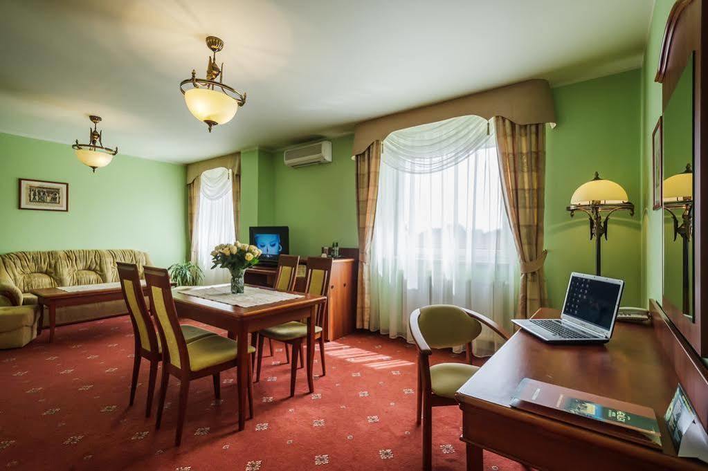Bialy Dom Henlex Hotel Restauracja بوزنان المظهر الخارجي الصورة